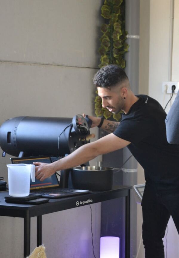 Oscar tostando café